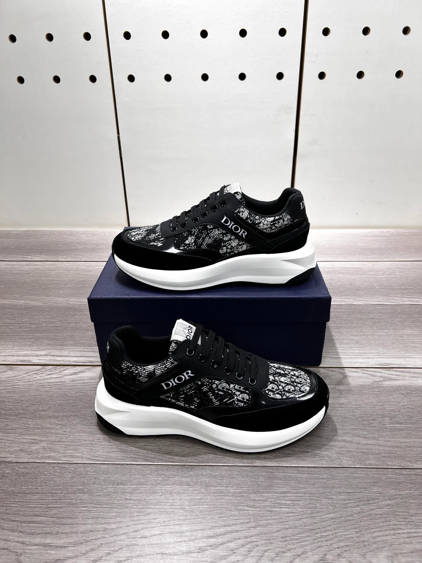 Factory price: 440💰Dior official website new style🎁🎁fashionable casual men's shoes👟, popular style💥simple and elegant version, exclusive for trendy men. Unique official website latest brand elements 👑original decoration, fashionable and generous, imported first-layer cowhide with original fabric✅breathable mesh lining, official website designated wear-resistant casual outsole, counter classic model taken in kind🎬Four colors available, code 38-44. Can be customized 45 non-returnable
